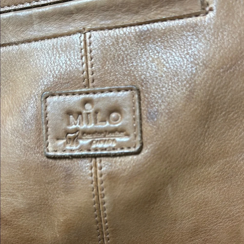 Classic Brown Leather Messenger Bag with Adjustable Strap